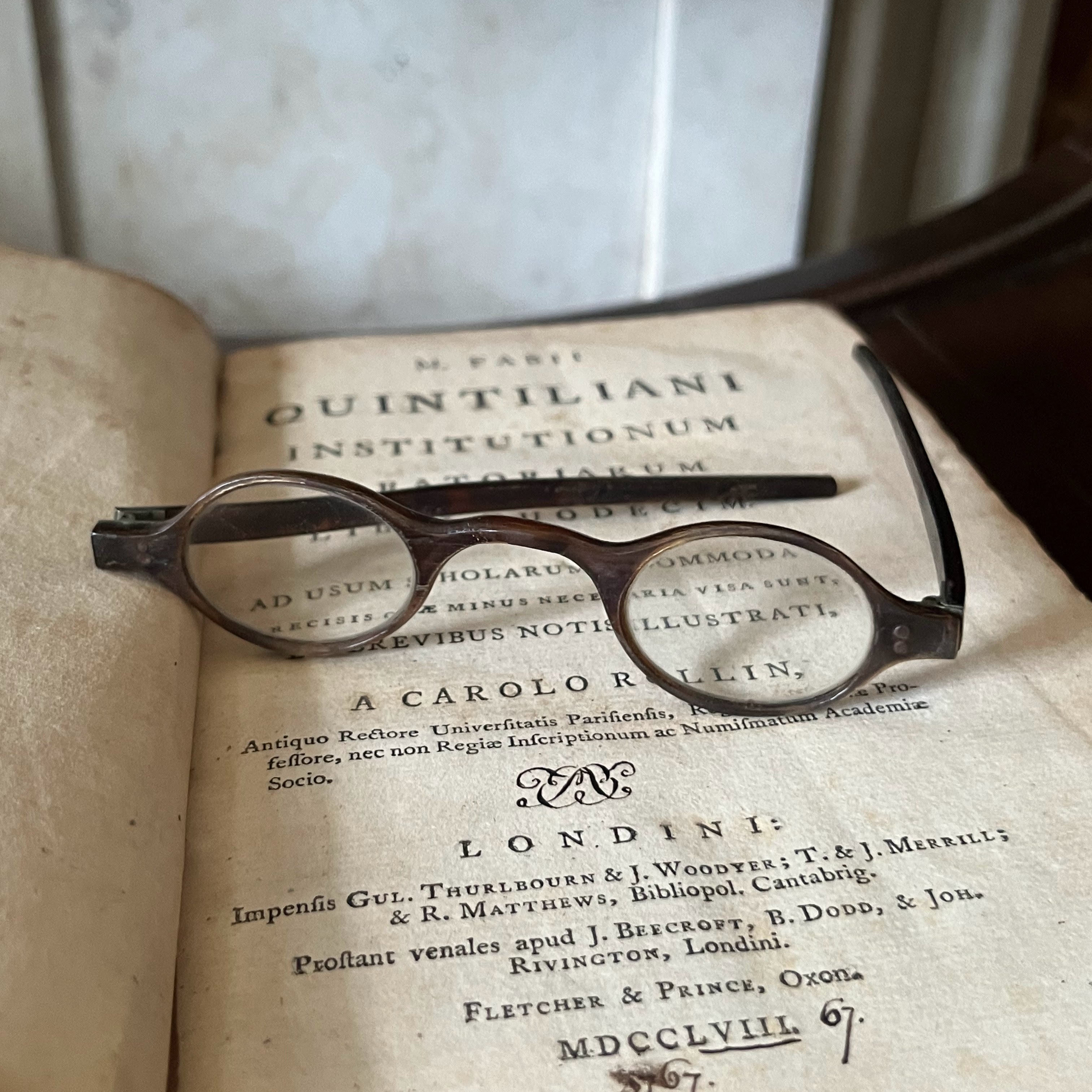 c. 1800 Tortoise Shell Wig Spectacles - Dark
