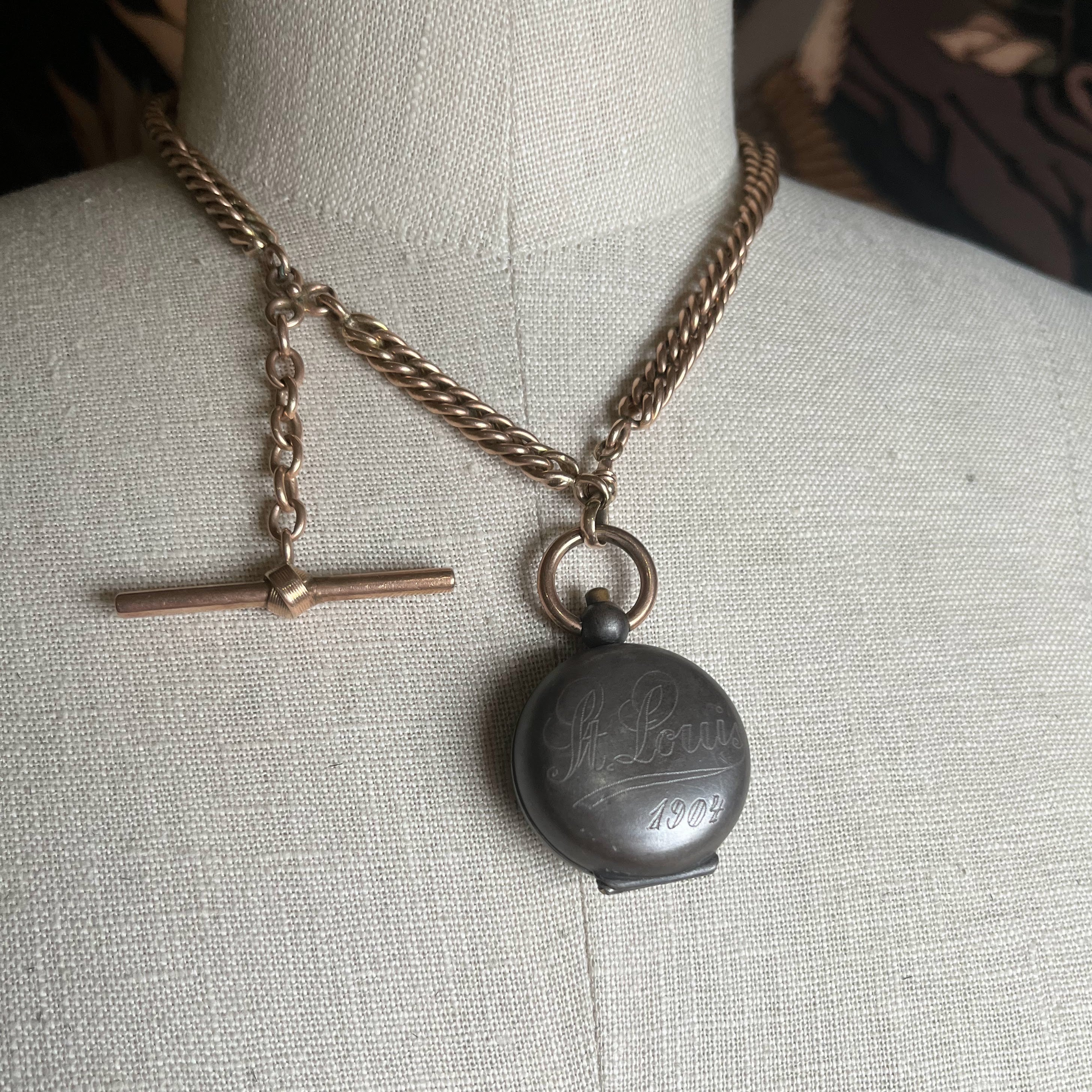 1904 St. Louis Engraved Gunmetal Sovereign Case Fob