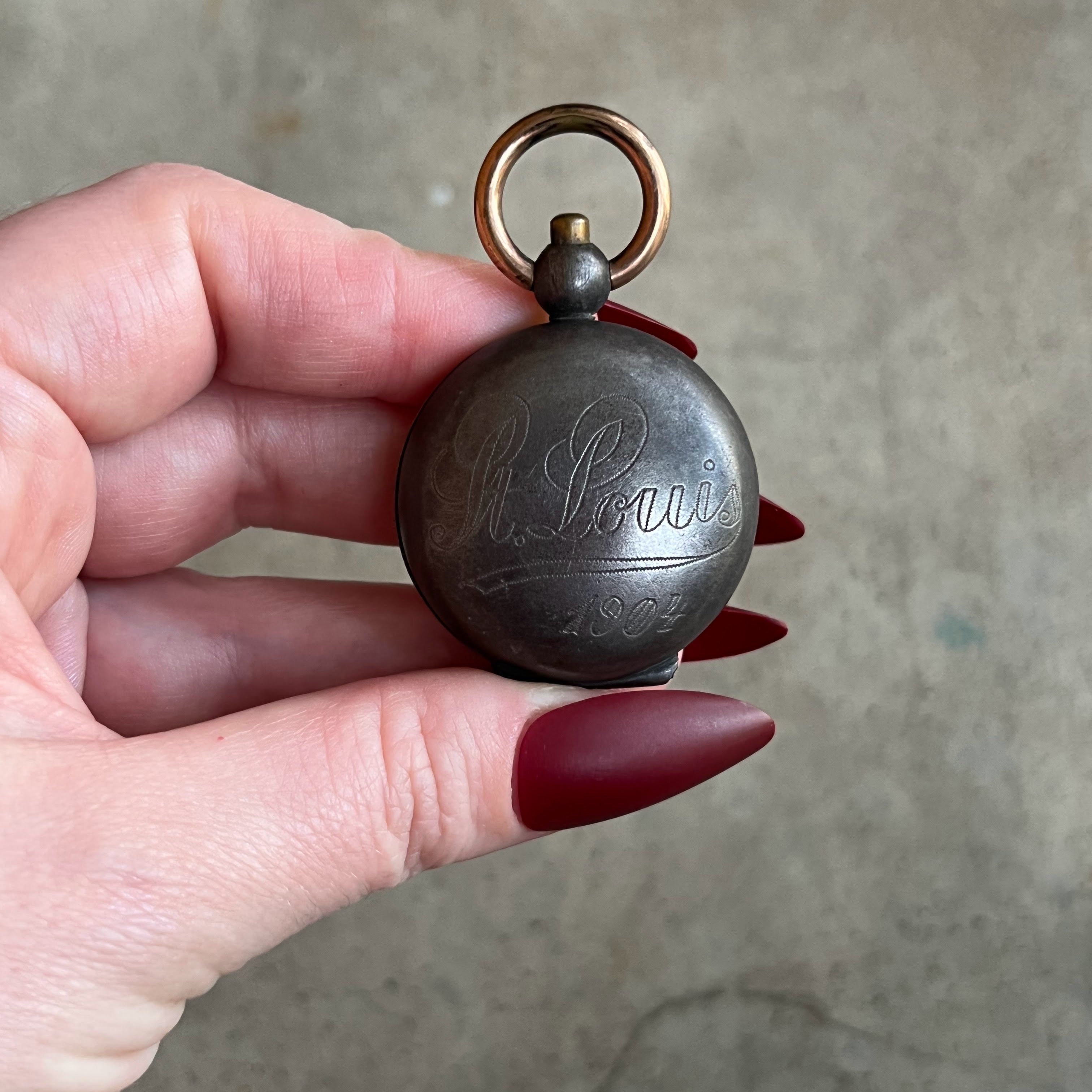 1904 St. Louis Engraved Gunmetal Sovereign Case Fob