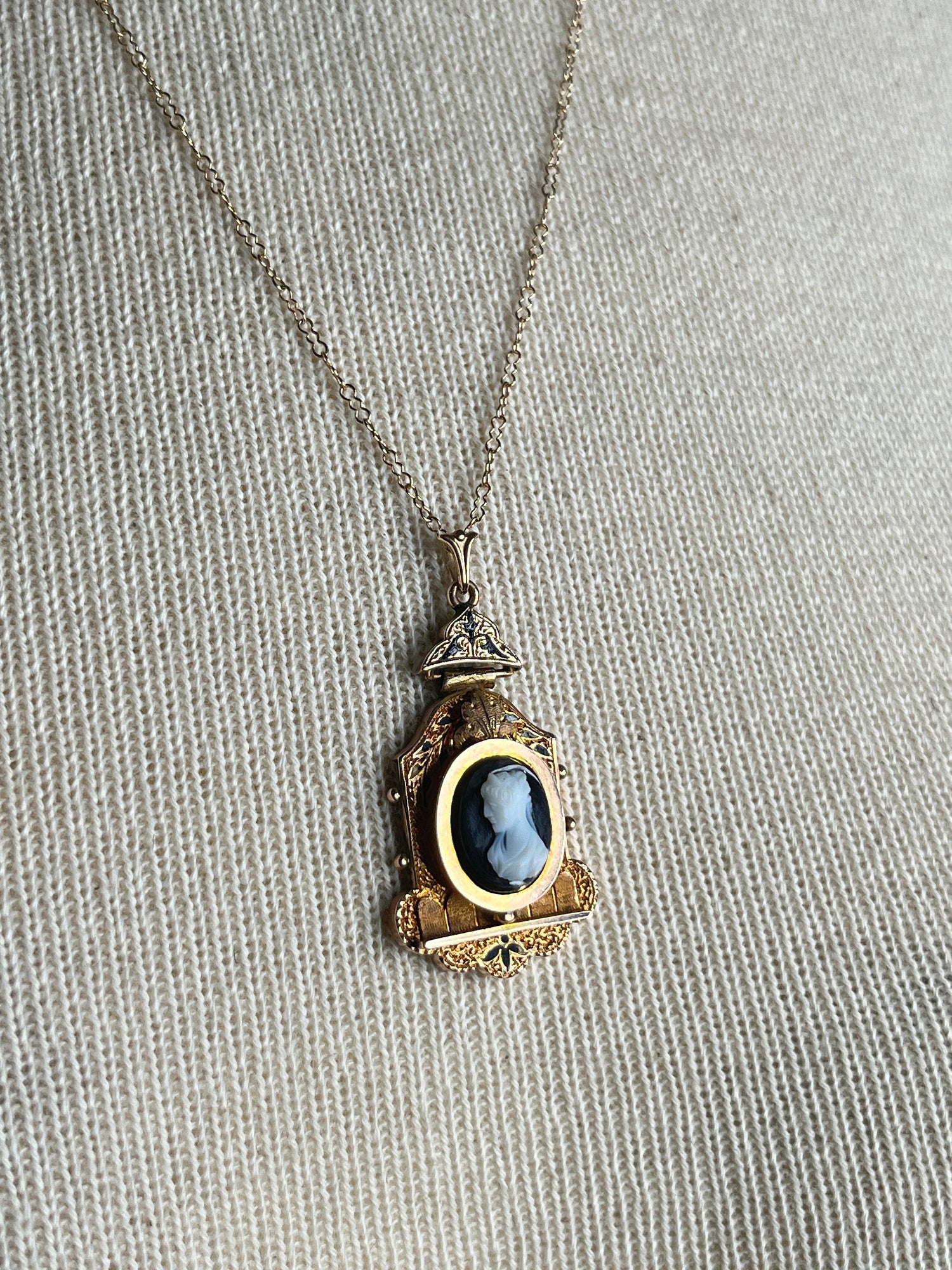 c. 1870s-1880s 12k-14k Gold Hardstone Cameo Necklace