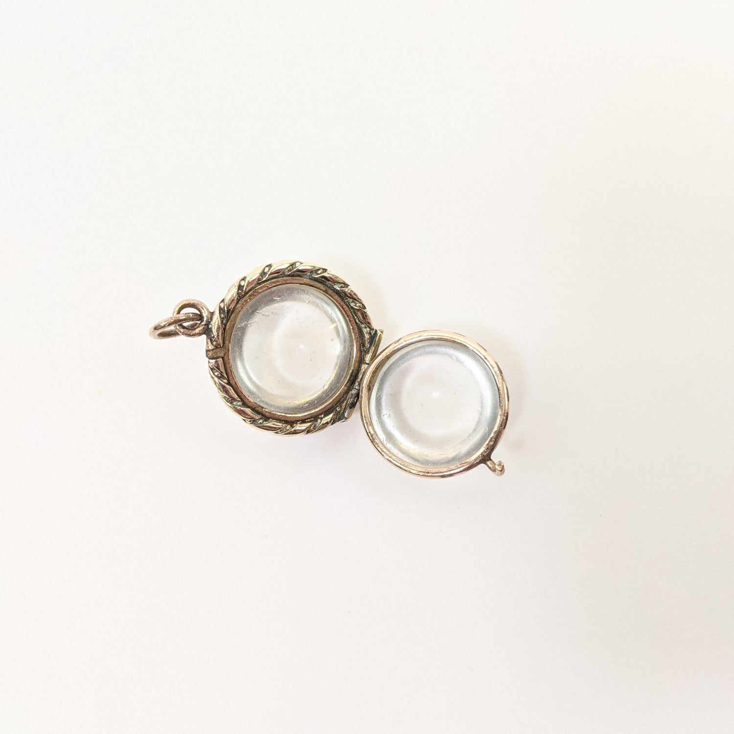 Victorian Pools of Light Locket⁣