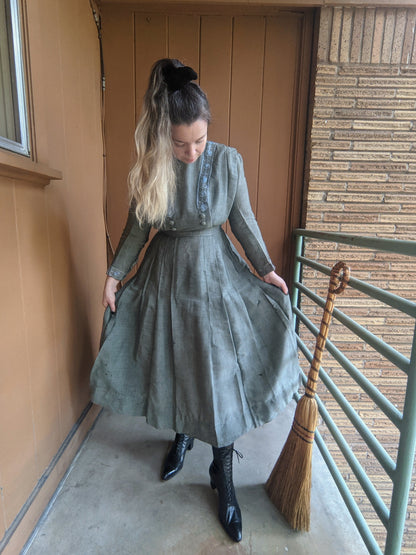 1900s Green Dress