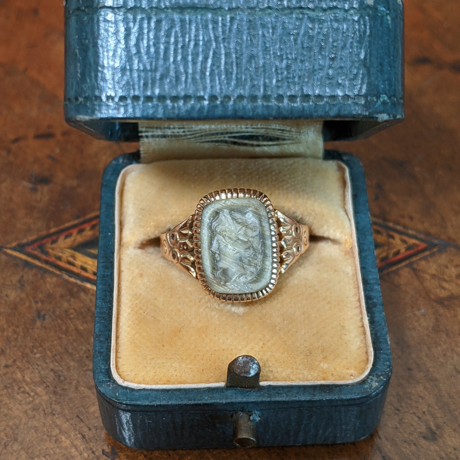 1890s 10k Gold Labradorite Cameo Ring