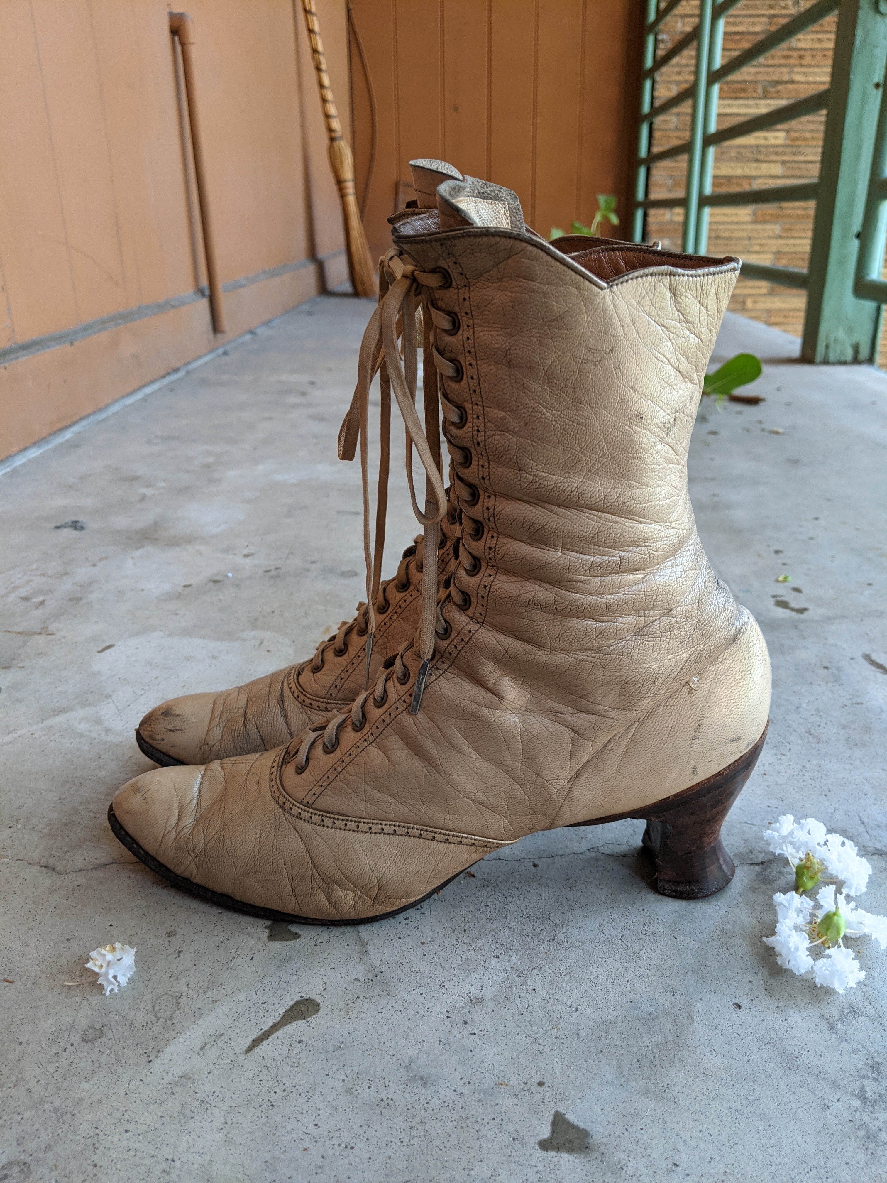 1900s-1910s Oatmeal Brown Lace Up Boots | Sz 7-7.5