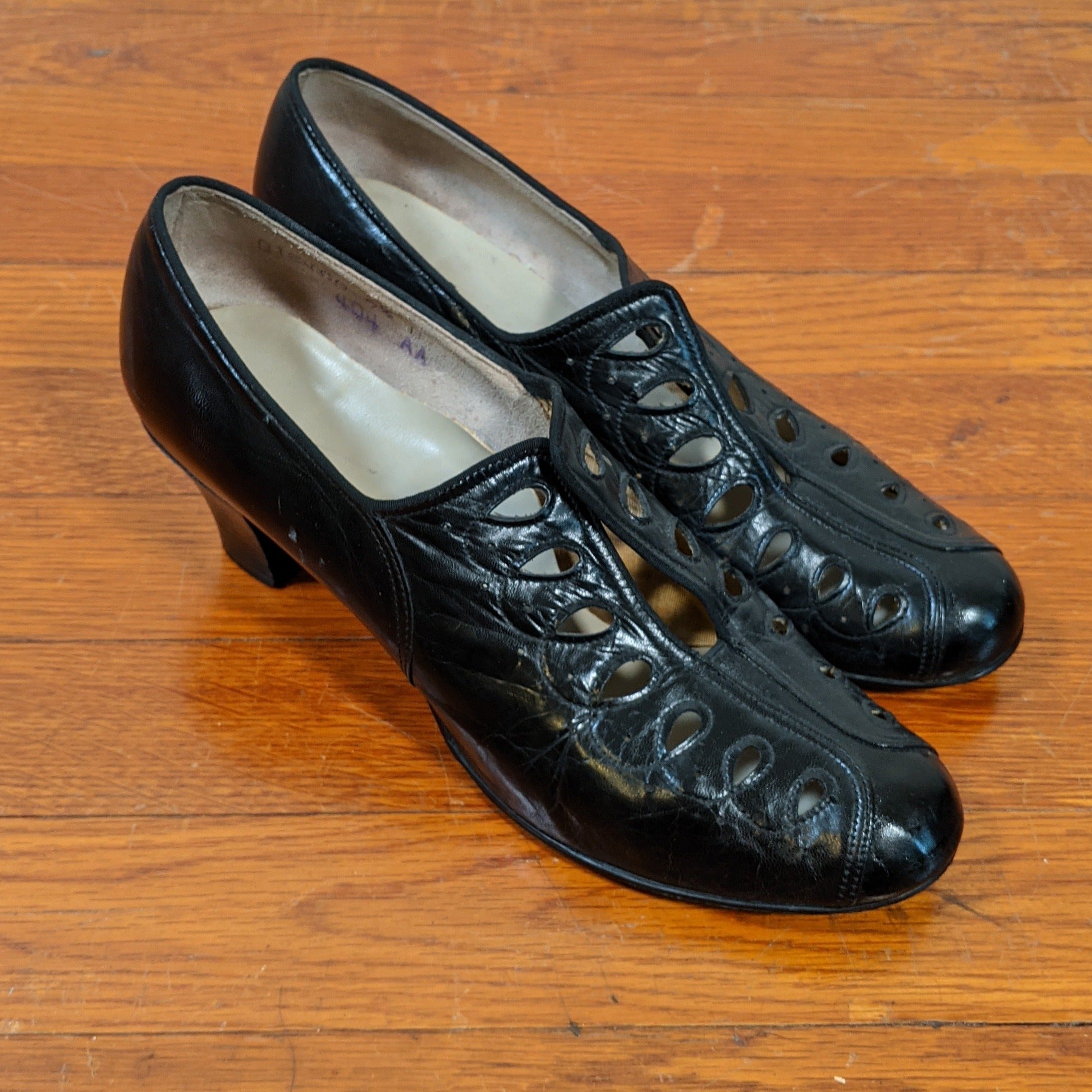 1930s-1940s Cut Out Pumps