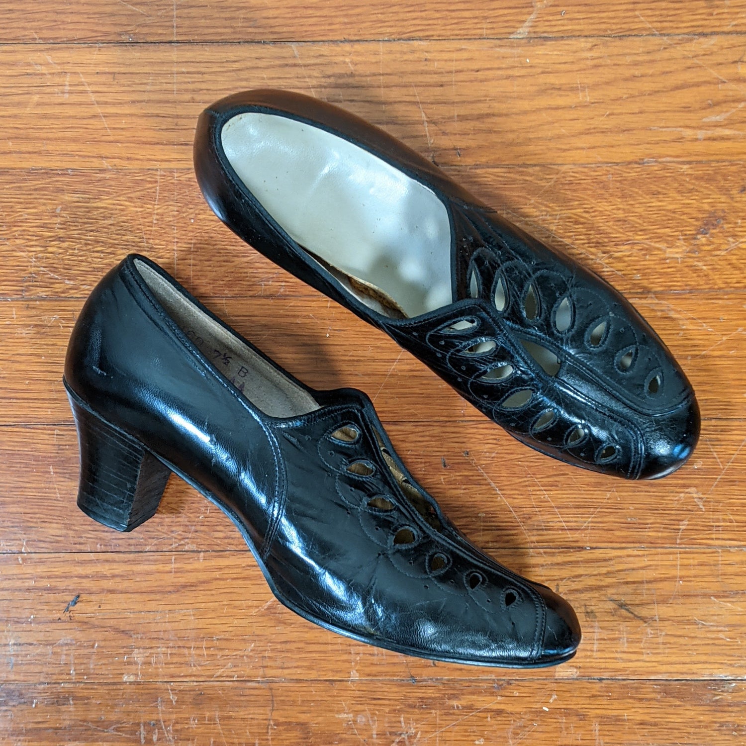 1930s-1940s Cut Out Pumps