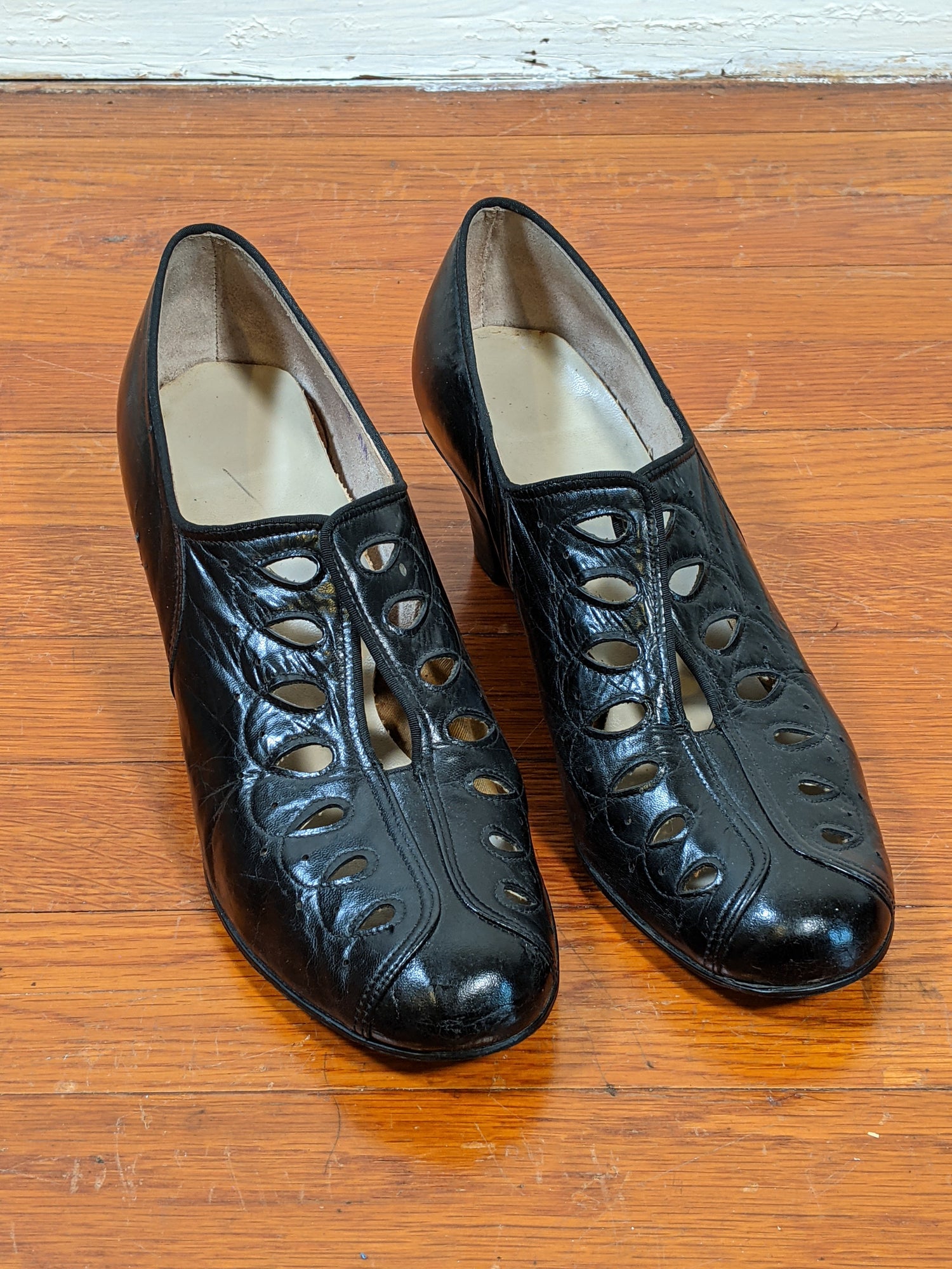 1930s-1940s Cut Out Pumps