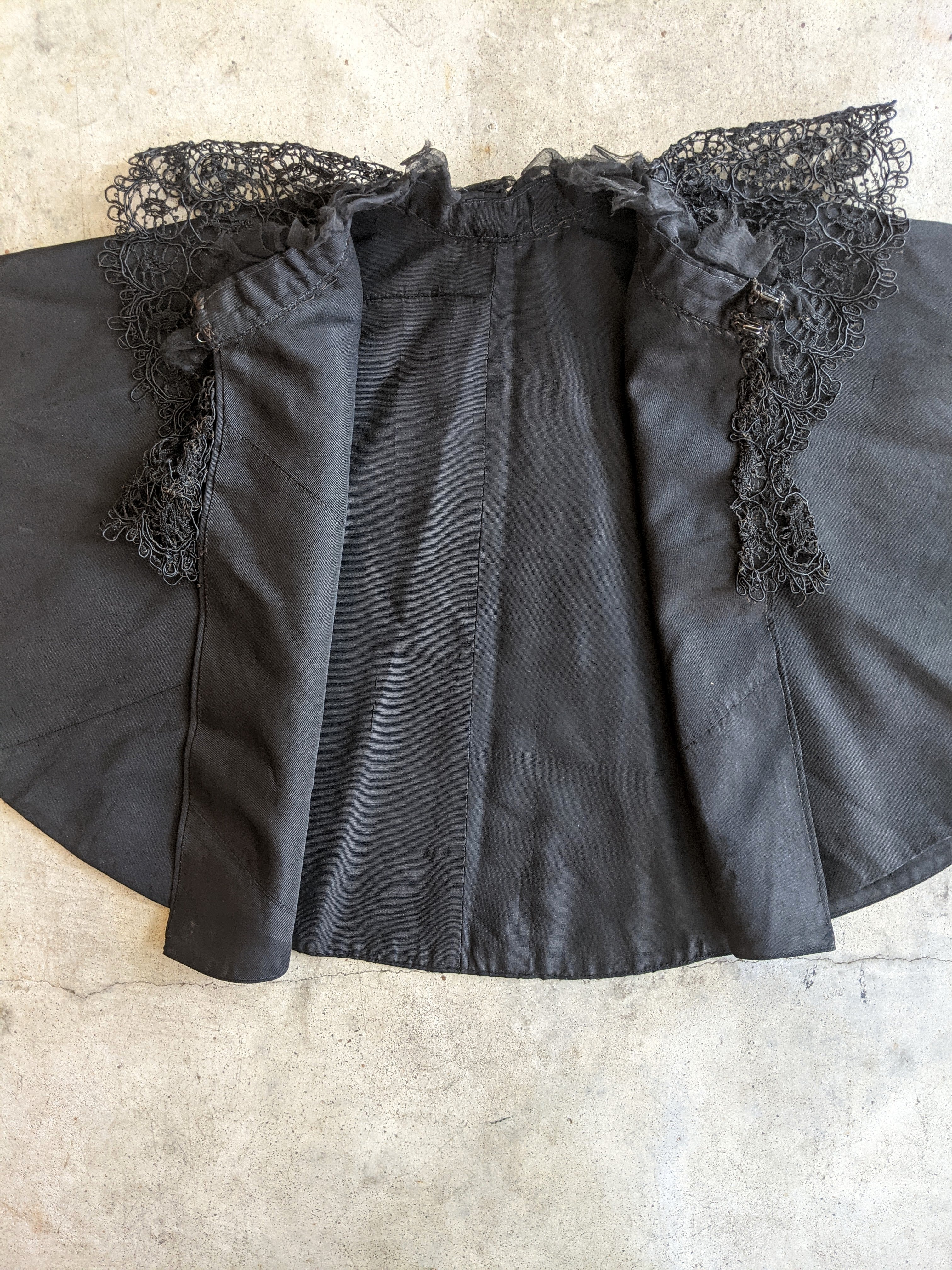 c. 1890s Black Silk Capelet w/ Lace Collar