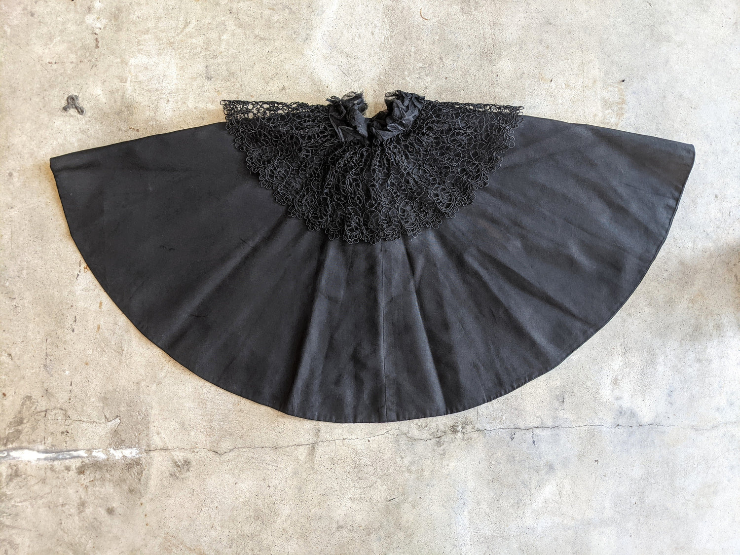 c. 1890s Black Silk Capelet w/ Lace Collar