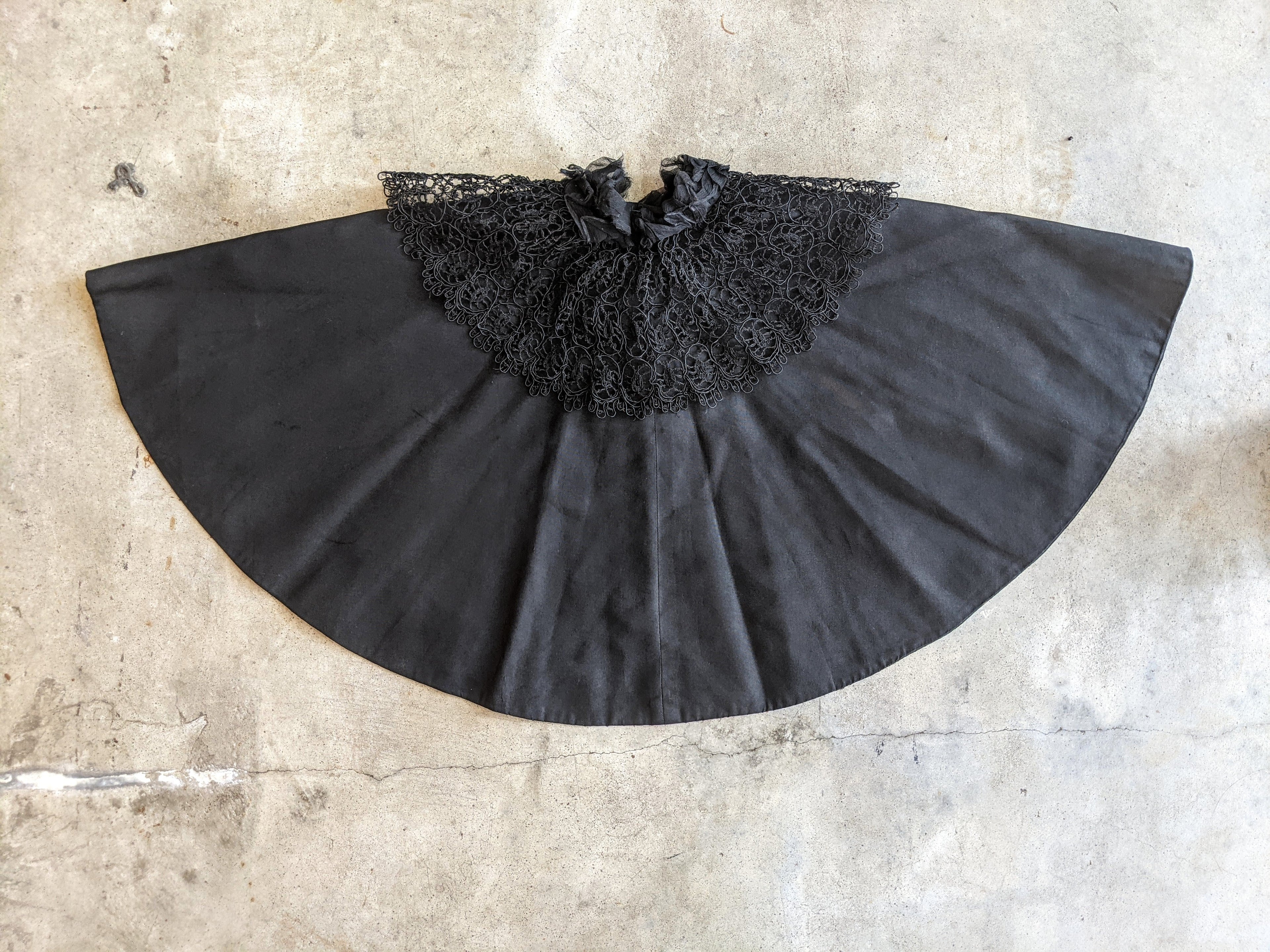 c. 1890s Black Silk Capelet w/ Lace Collar